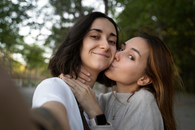 Pareja de lesbianas tomando una foto juntos