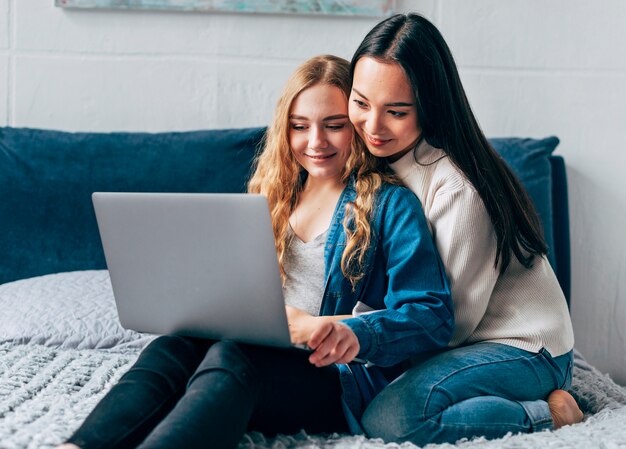 Pareja de lesbianas usando laptop