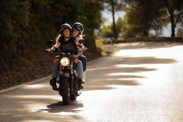 Pareja de lesbianas en un viaje por carretera en moto