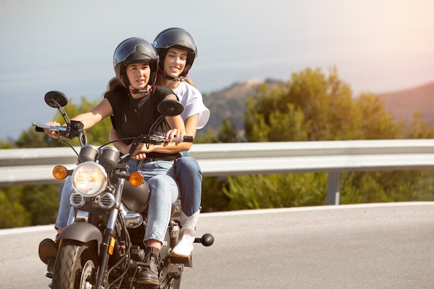 Pareja de lesbianas en un viaje por carretera en moto