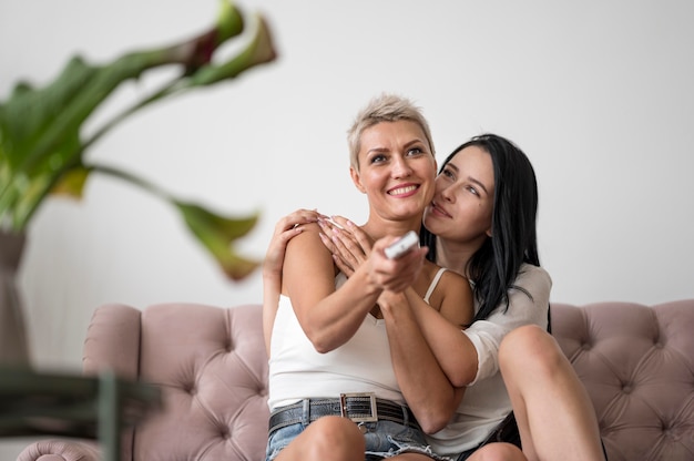 Foto gratuita pareja de lesbianas viendo la tele