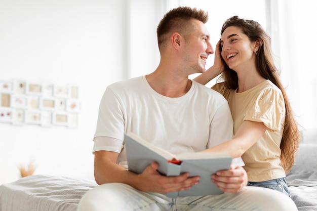 Pareja leyendo un libro juntos