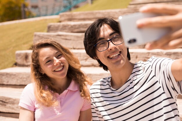 Pareja linda multirracial sonriendo a la cámara