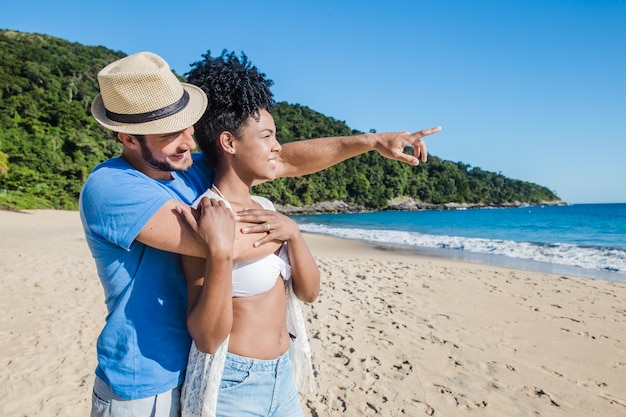 Foto gratuita pareja linda en la playa