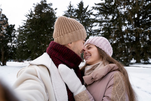 Foto gratuita pareja linda sonriente de tiro medio