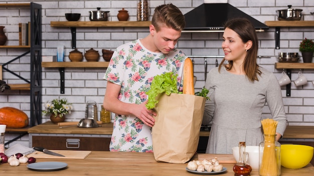 Pareja lista para cocinar juntos en la cocina