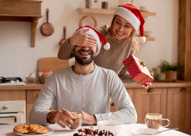 Pareja, llevando, santa sombrero, adentro