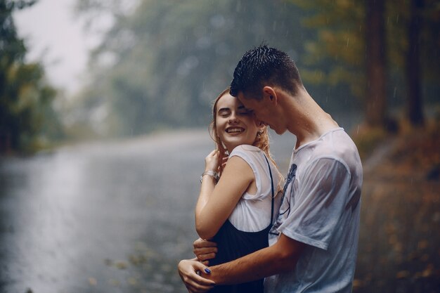 pareja bajo la lluvia