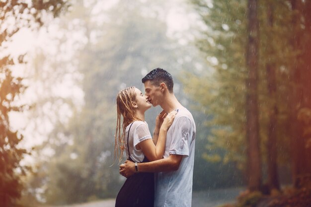 pareja bajo la lluvia