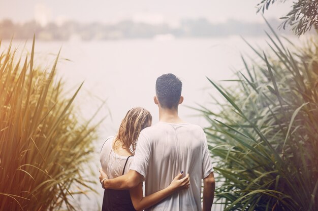 pareja bajo la lluvia