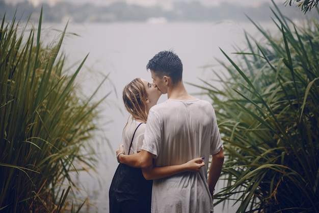 pareja bajo la lluvia