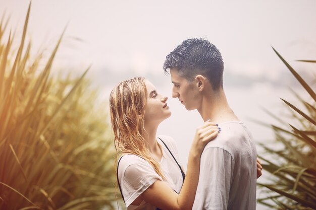 pareja bajo la lluvia