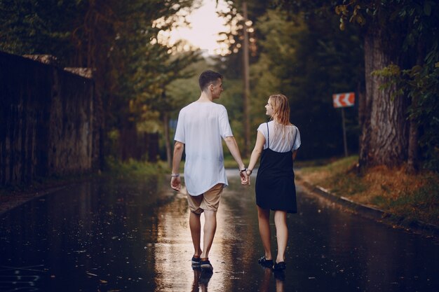 pareja bajo la lluvia