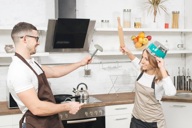 Pareja luchando de juego en la cocina