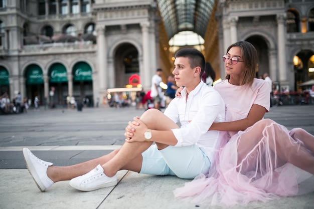 Foto gratuita pareja en luna de miel en milán