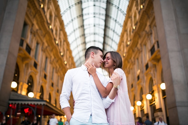 Foto gratuita pareja en luna de miel en milán