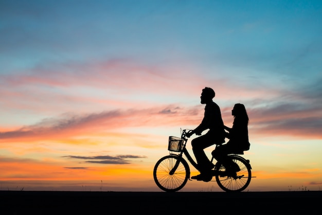 Foto gratuita pareja luna de miel naturaleza felicidad romance