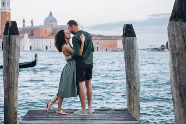 Pareja en luna de miel en Venecia