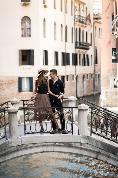 Pareja en luna de miel en Venecia