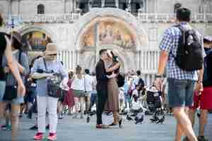 Foto gratuita pareja en luna de miel en venecia