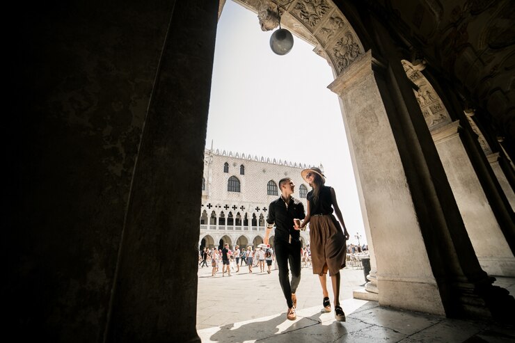 Foto gratuito pareja en luna de miel en venecia