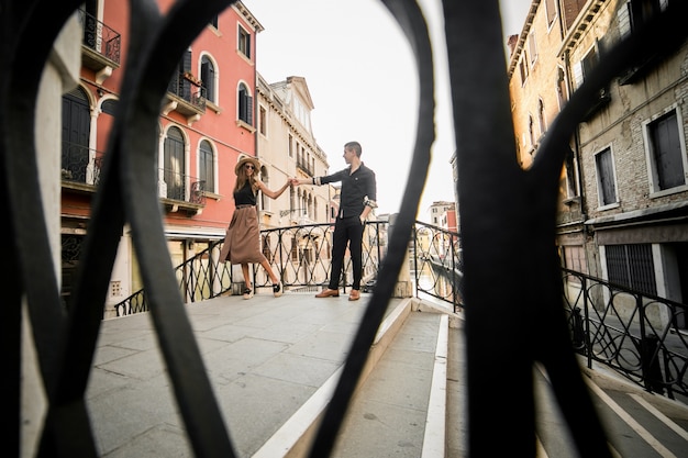 Pareja en luna de miel en Venecia