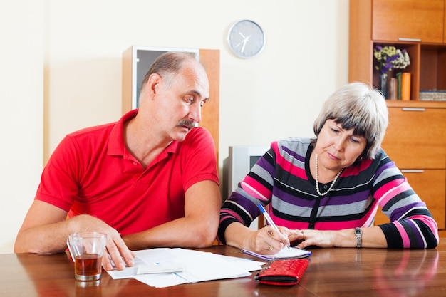 Pareja madura calcular el presupuesto familiar