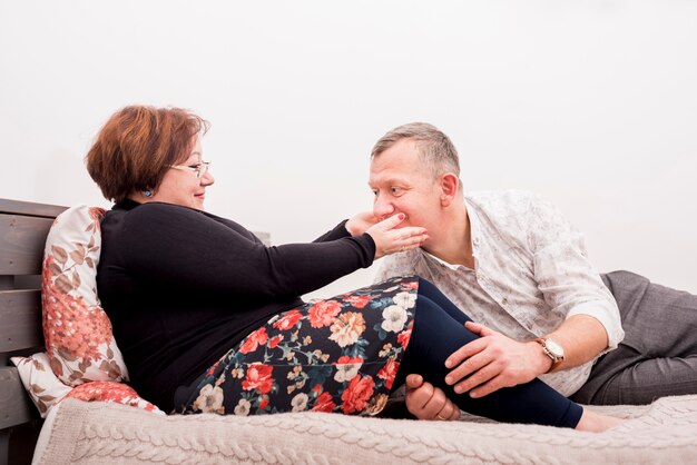 Pareja madura en la cama