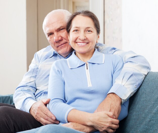 Pareja madura en casa