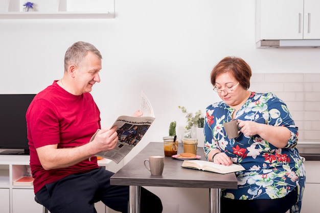 Pareja madura desayunando juntos