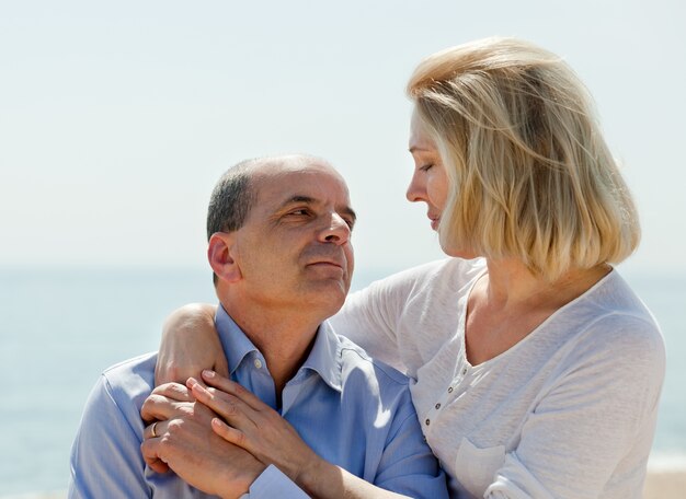 pareja madura juntos en el mar