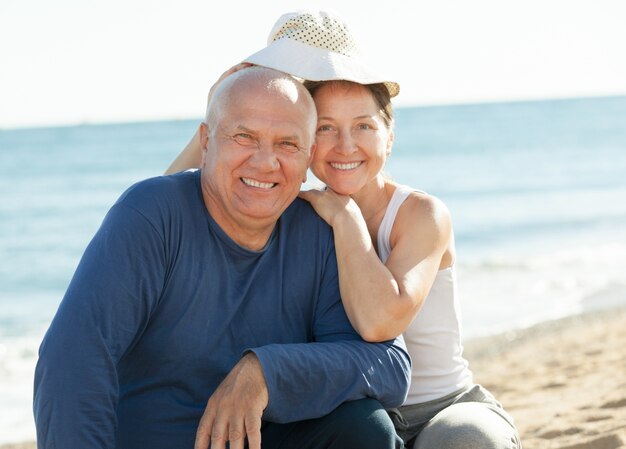 Pareja madura en la playa del mar