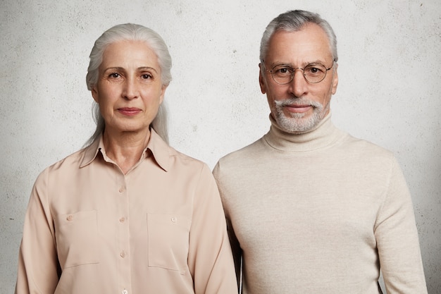 Pareja madura, posar, contra, muro de hormigón