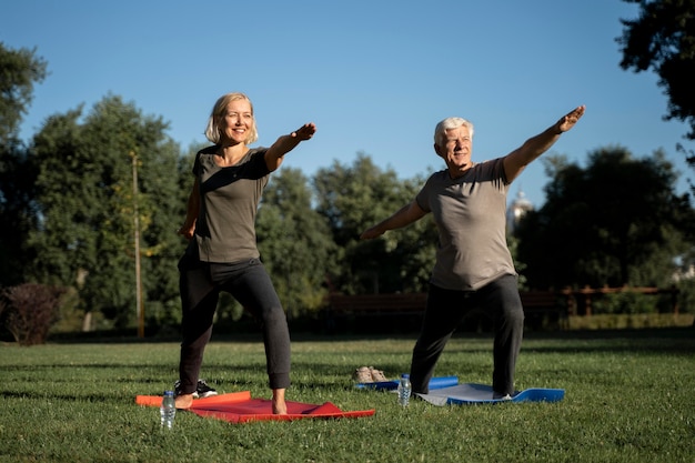 Pareja madura, practicar, yoga, exterior