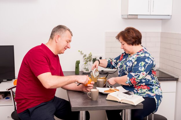 Pareja madura preparando el desayuno