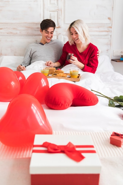 Foto gratuita pareja en la mañana del día de san valentín