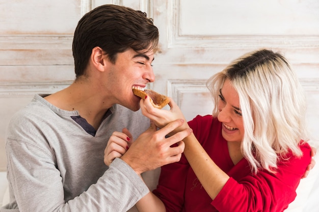 Pareja en la mañana del día de San Valentín