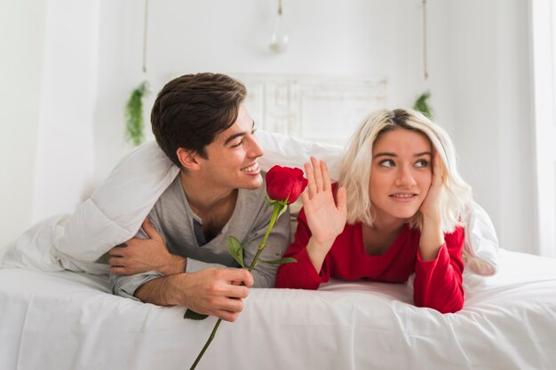 Pareja en la mañana del día de San Valentín