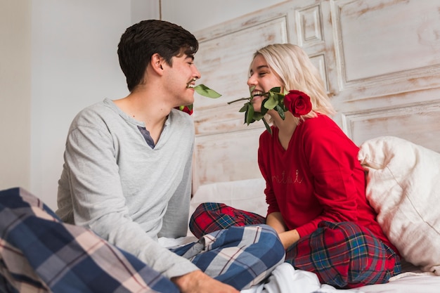 Foto gratuita pareja en la mañana del día de san valentín