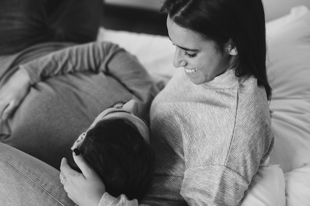 Foto gratuita pareja de mañana en escala de grises