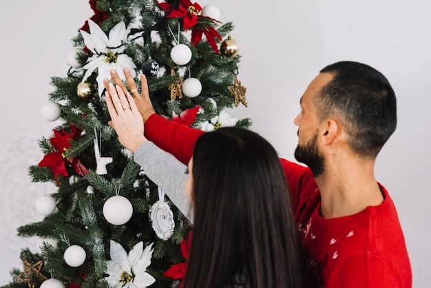 Pareja, con, manos, cerca, árbol de navidad