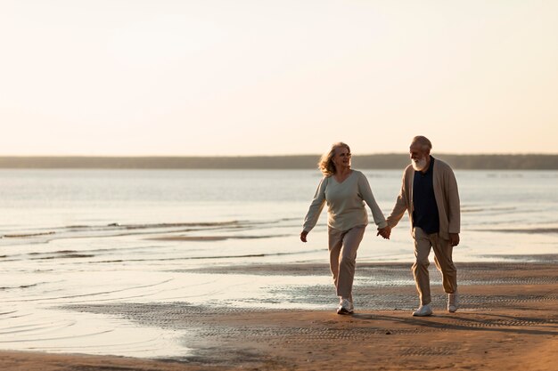 Pareja, manos de valor en cartera, en, playa