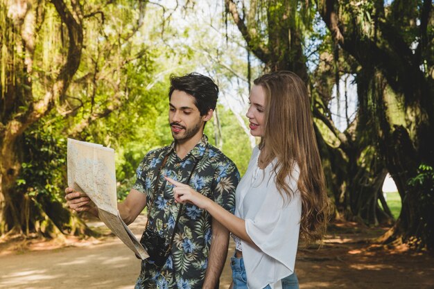 Pareja con mapa en el bosque