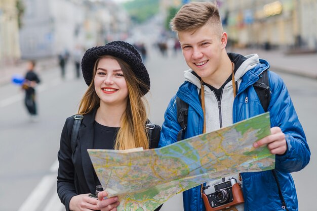 Pareja con mapa en la calle