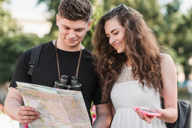 Pareja con mapa en la calle