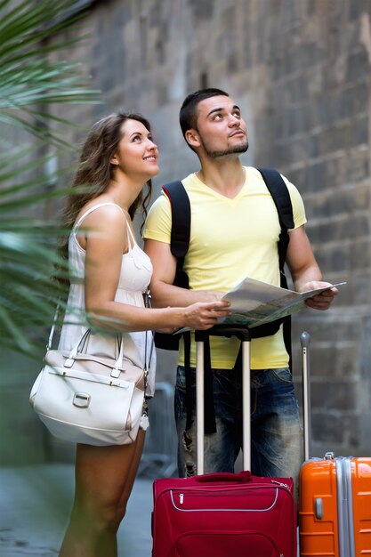 Pareja con mapa en las calles de la ciudad