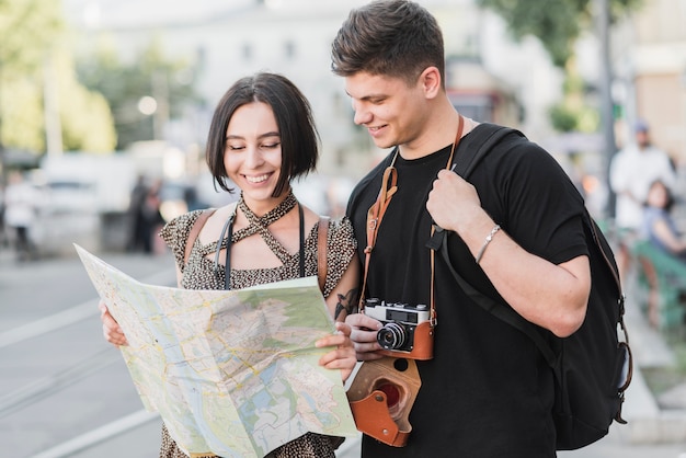 Pareja con mapa y cámara