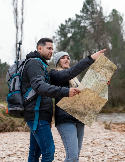 Pareja en el mapa de consultoría de la naturaleza