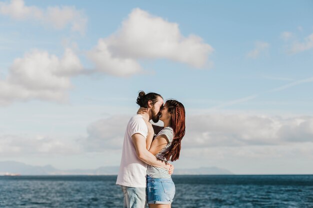 Pareja por el mar