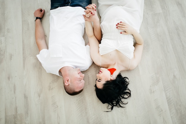 Foto gratuita pareja de marido guapo y mujer bonita pragnant posando en estudio